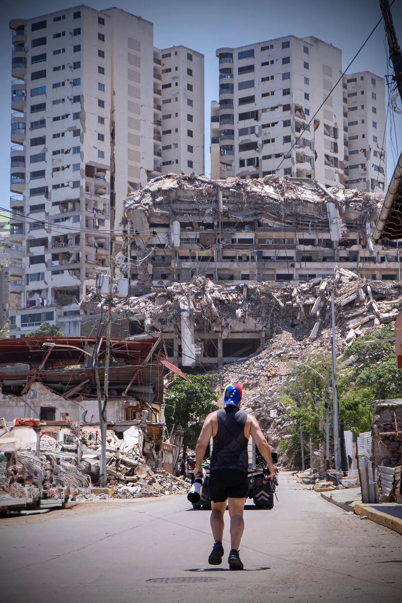 Una persona observa edificios afectados por los terremotos de junio de 2026 en La Guaira